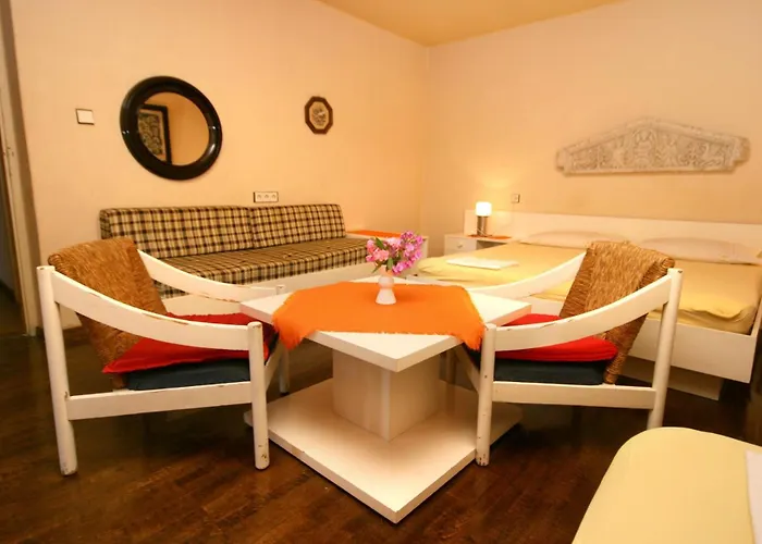 And With Parking Space - 6644 Guest house 3*