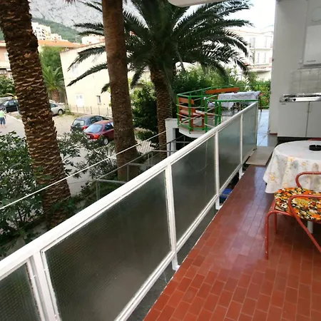 Pensionat And With Parking Space - 6644 Makarska